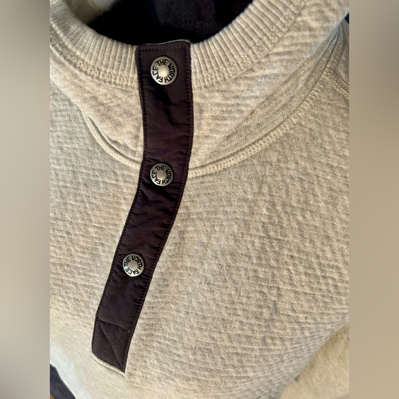 ⭐️The North Face Light Gray Hooded Pullover Sweatshirt w/Large Kangaroo Pocket⭐️ - Picture 5 of 13